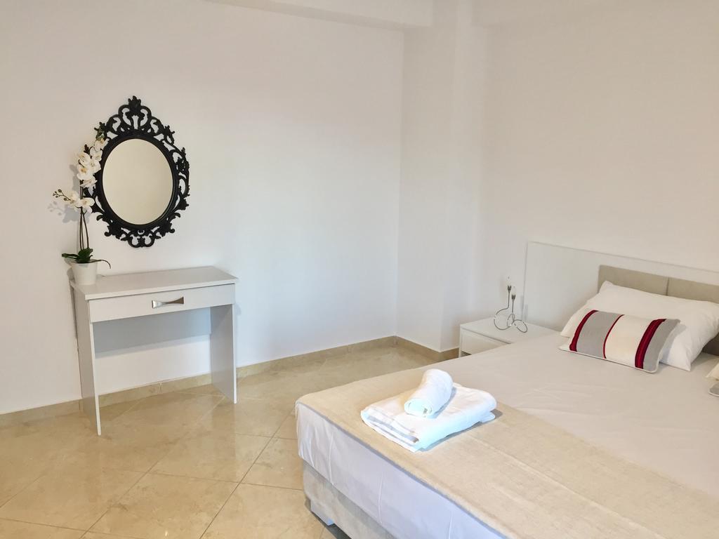Sea And Sun Apartments Sarandë Habitación foto